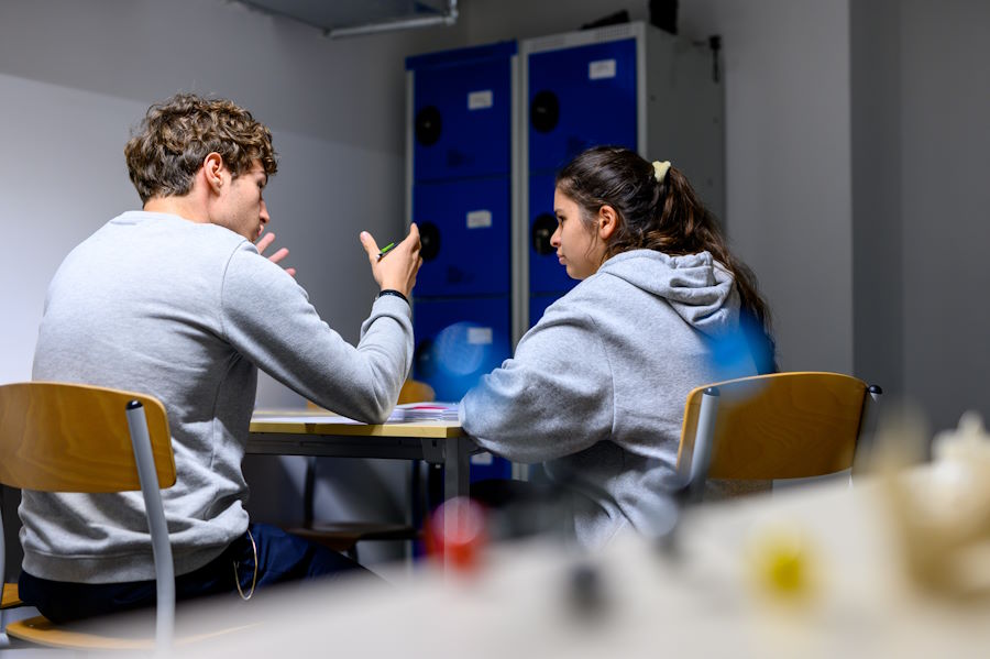 Étudiants en échange sur un sujet d'étude de Cours Agora