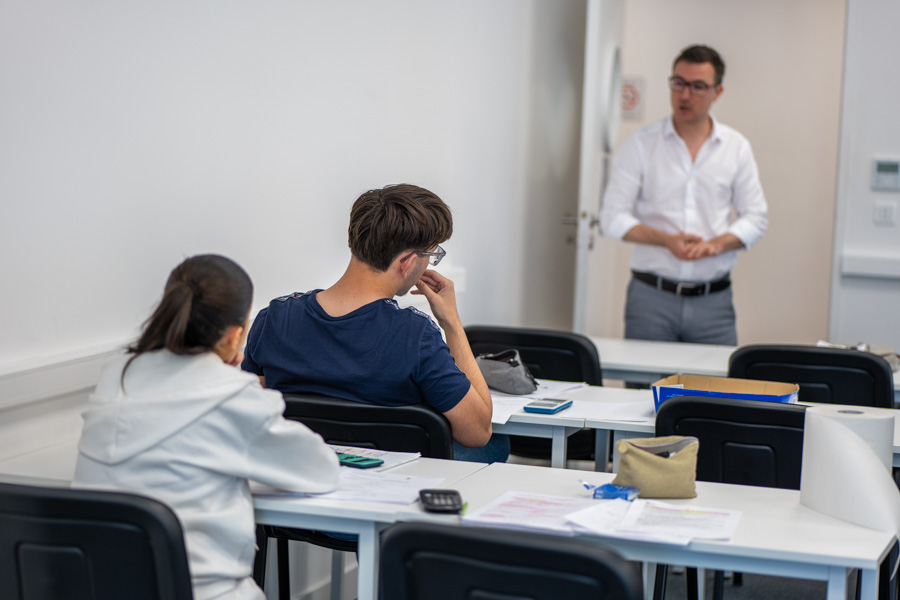 Étudiant travaillant ses études de médecine