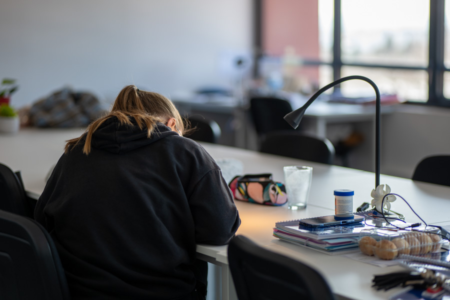 Étudiantes de Cours Agora bossant ses cours