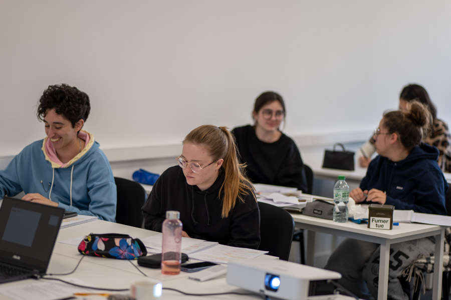 Salle de classe avec des étudiants à Lyon Sud Cours Agora