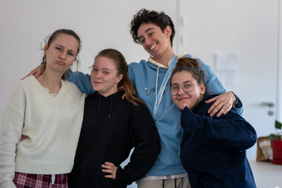 Étudiante au Cours Agora avec un squelette d'entrainement